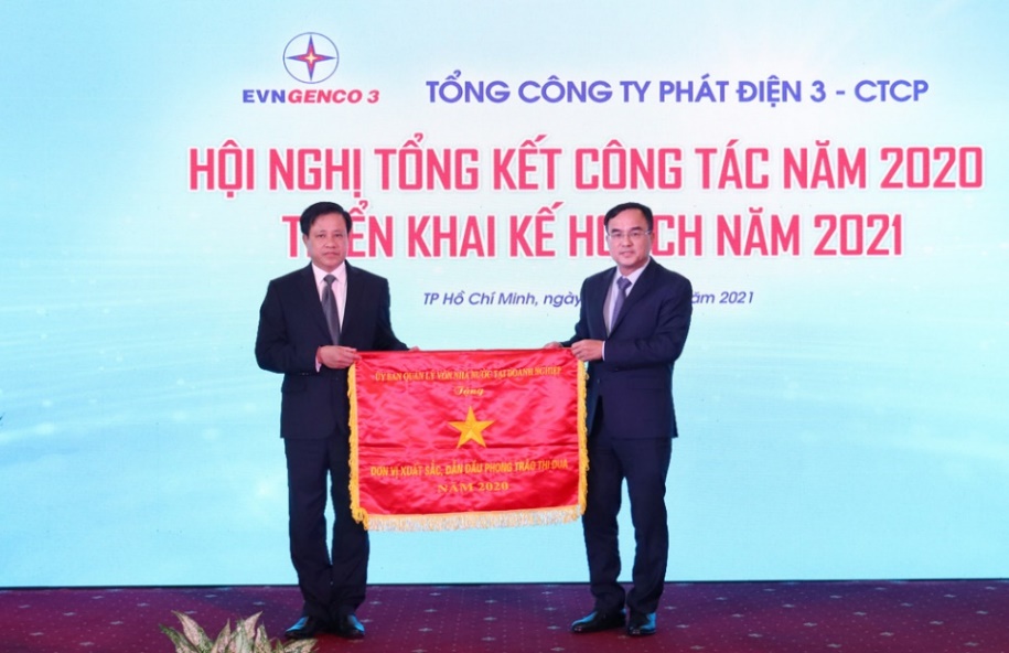 Ông Dương Quang Thành - Chủ tịch HĐTV EVN trao tặng Cờ Thi đua của Ủy ban Quản lý vốn Nhà nước tại Cwincom hiện đang mở cho Công ty Cổ phần Thủy điện Thác Bà đạt thành tích xuất sắc thuộc EVNGENCO 3 năm 2020.
