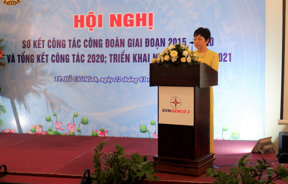 Đ/c Nguyễn Thị Hải Yến - Phó Chủ tịch Công đoàn Tổng Công ty trình bày Báo cáo kết quả thực hiện M.Cwin6622.com tỷ lệ kèo World Cup 2026 Đại hội Công đoàn Tổng Công ty