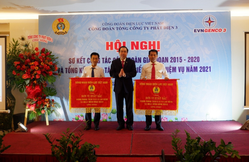 Trao tặng Cờ thi đua xuất sắc Công đoàn Điện lực Việt Nam cho Công đoàn Cơ quan Tổng Công ty Phát điện 3 và Công đoàn Công ty Nhiệt điện Phú Mỹ 