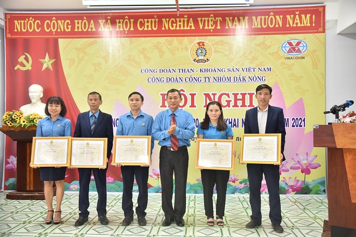 Công đoàn DNA trao giấy khen cho các tập thể và cá nhân hoàn thành xuất sắc nhiệm vụ năm 2020 