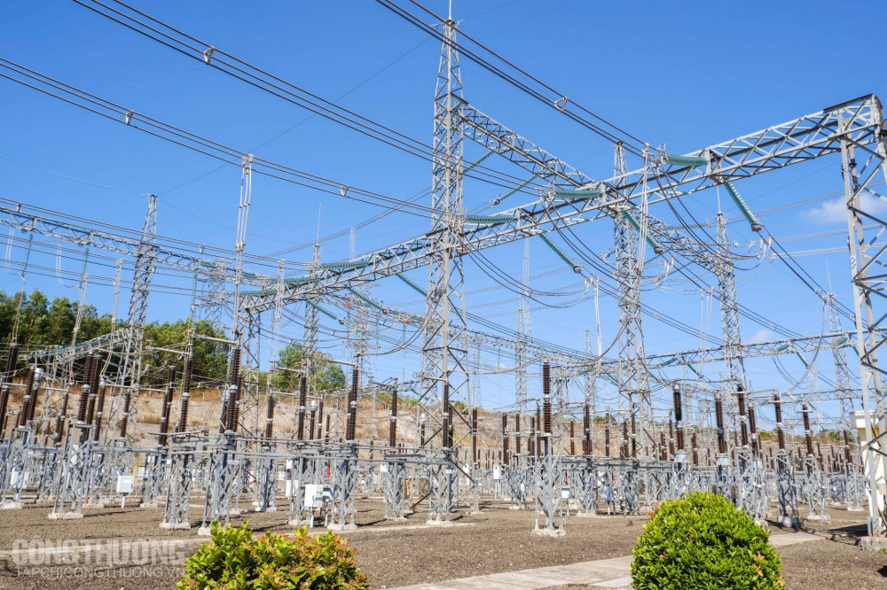 Quy hoạch điện VIII đề xuất tiếp tục xây dựng hệ thống truyền tải điện 500kV để truyền tải điện từ các trung tâm nguồn điện lớn tại Tây Nguyên, Nam Trung Bộ, Bắc Trung Bộ về các trung tâm phụ tải lớn của Việt Nam tại TP. Hồ Chí Minh và đồng bằng sông Hồng