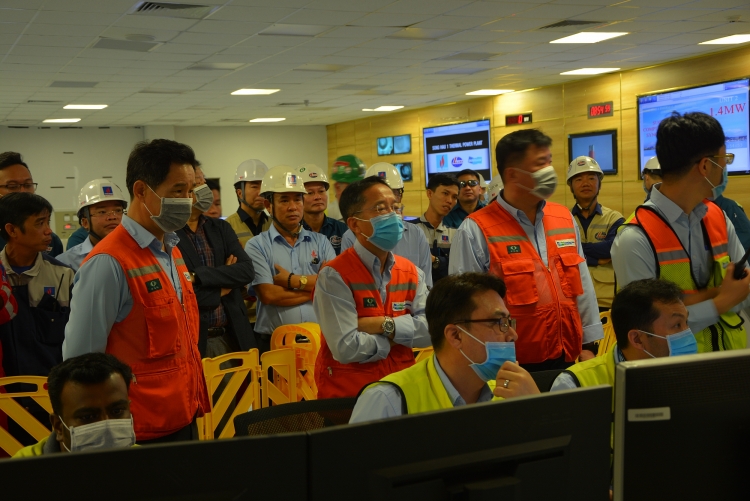 các đại biểu chứng kiến Nhiệt điện Sông Hậu