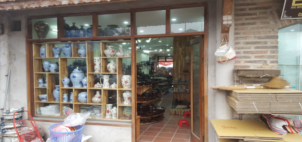 Cách bày trí lộn xộn, thiếu khoa học tại mặt tiền của một cửa hàng