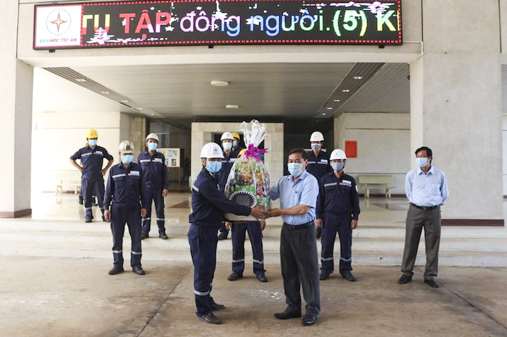 Công đoàn Công ty Thủy điện Trị An thăm hỏi và tặng qùa động viên đội ngũ công nhân kỹ thuật đang thực hiện “3 tại chỗ” 