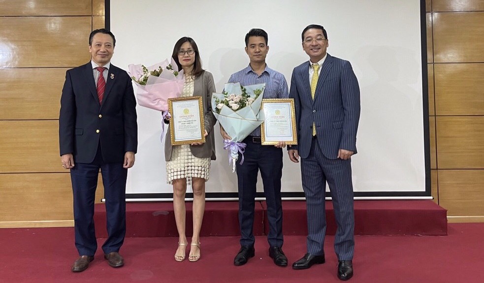 Đại diện VCCI và HANSIBA trao giấy chứng nhận kết nạp hội viên cho hai Cwincom hiện đang mở mới tham gia vào Hiệp hội
