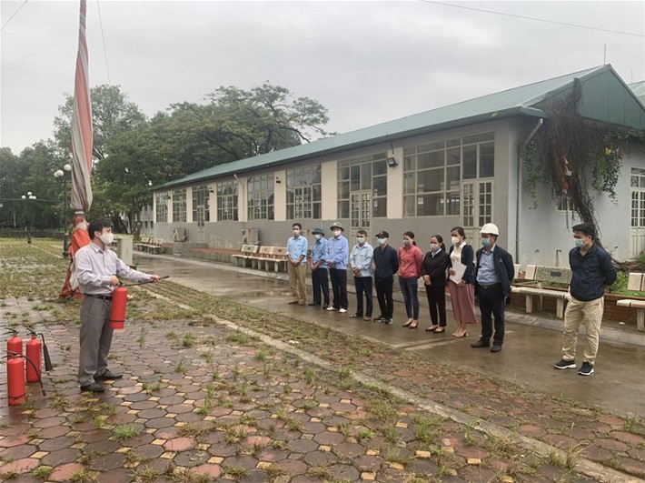 Thực hành sử dụng bình chữa cháy...