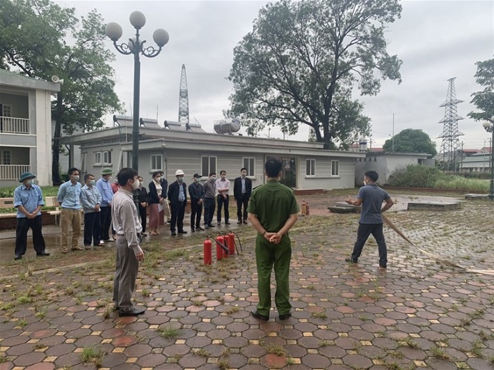 Thành viên tham dự cơ sở 1 và 2 tập trung lắng nghe hướng dẫn của cán bộ Đội Cảnh sát PCCC&CNCH