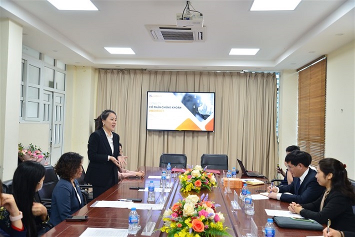 Bà Đỗ Huyền Trang - Giám đốc Khối Digital Business - Công ty Cổ phần Chứng khoán VNDIRECT phát biểu tại Lễ ký kết