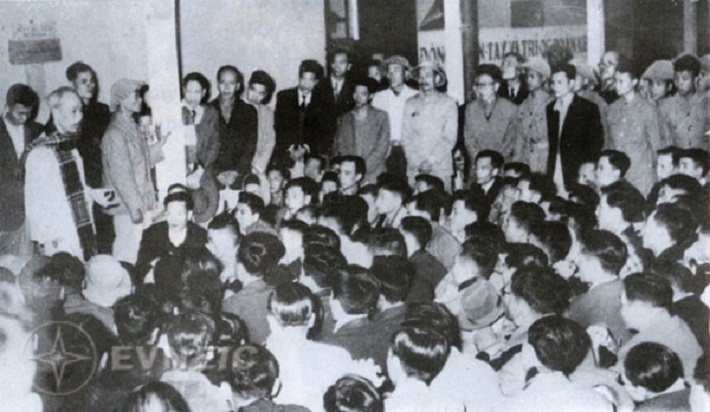 Bác Hồ về thăm và nói chuyện với CBCNV ngành Điện năm 1954 - Ảnh tư liệu