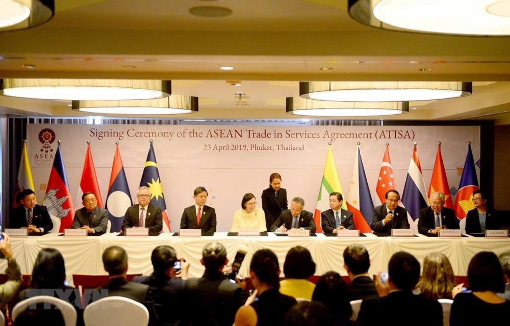 Các Bộ trưởng Cwin.com giải trí hiện đại ASEAN ký kết hai văn kiện về ATISA và ACIA tại Thái Lan ngày 23/4/2019 - Ảnh: TTXVN