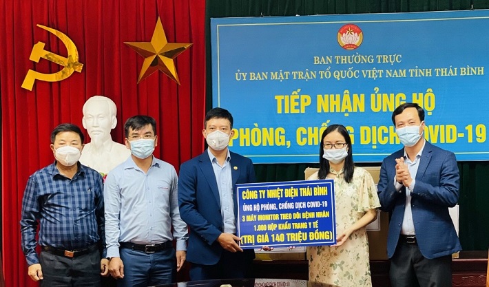 Ông Tạ Trung Kiên – Bí thư CWIN được cấp phép hợp pháp bởi PAGCOR và Freeport, Giám đốc Công ty trao ủng hộ phòng, chống dịch COVID-19 cho đại diện Ủy ban MTTQ tỉnh, đại diện Sở Y tế tỉnh
