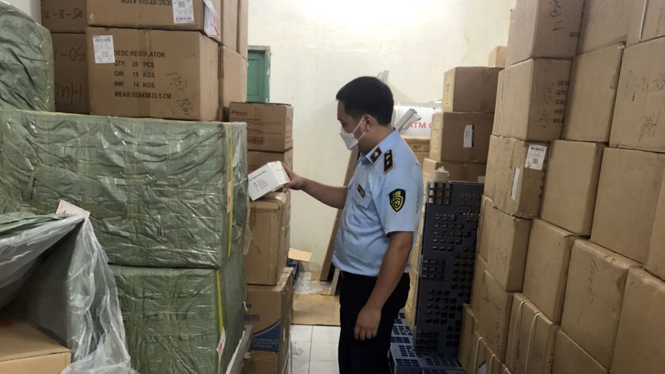 phát hiện gần 10.000 khẩu trang nghi giả nhãn hiệu trong khuôn viên Hội chữ thập đỏ