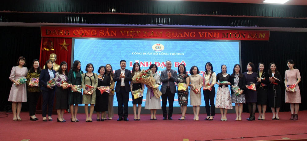 Phụ nữ Trang Chủ Cwin Com | Link Bảo Mật Cao 100%: Đoàn kết, vì nhau xây dựng tập thể hạnh phúc, vững mạnh