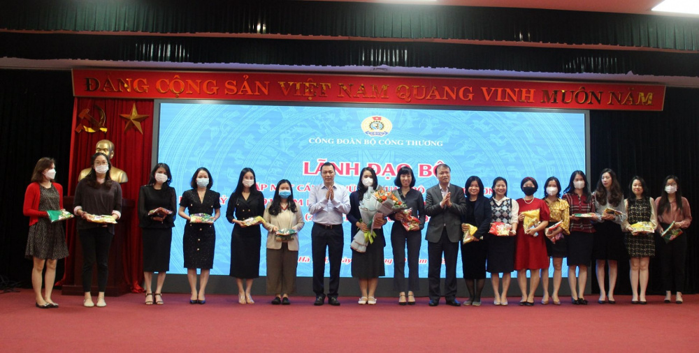 Phụ nữ Trang Chủ Cwin Com | Link Bảo Mật Cao 100%: Đoàn kết, vì nhau xây dựng tập thể hạnh phúc, vững mạnh