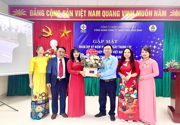 Tặng hoa chúc mừng