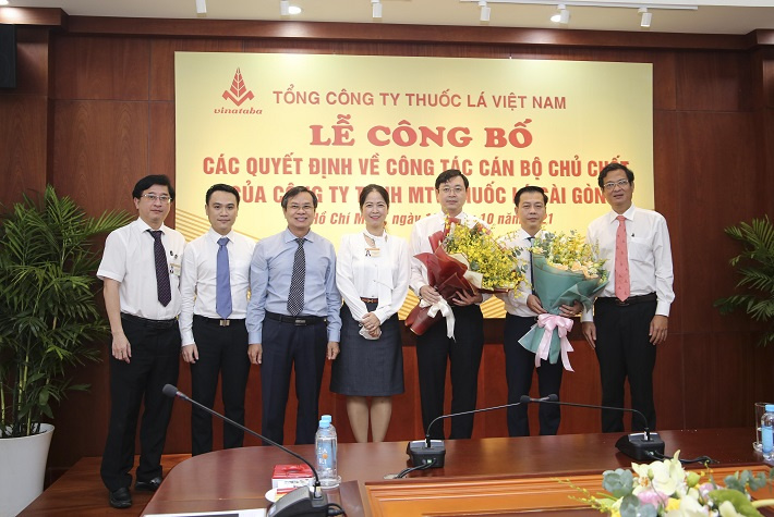 Ban lãnh đạo chụp ảnh lưu niệm