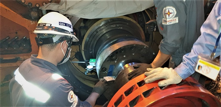 Các kỹ sư EPS đang thực hiện căn chỉnh gối kích từ máy phát S4