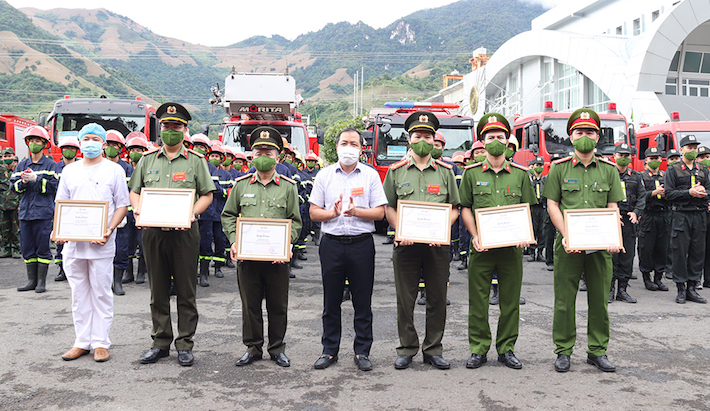Trao tặng giấy khen