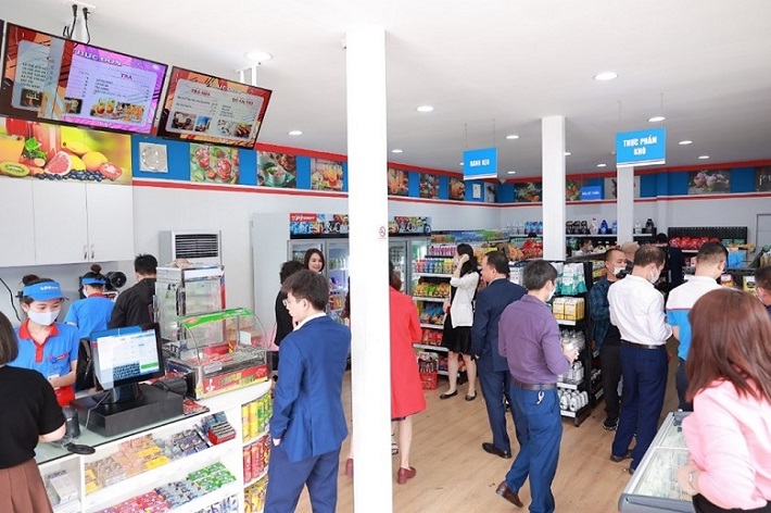 Khách hàng tham quan và mua sắm tại PVMART Phù Lỗ