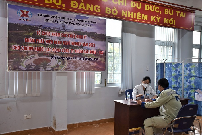 Hình 1. Bác sĩ khám tổng quát cho CBCNV Công ty Nhôm Đắk Nông - TKV
