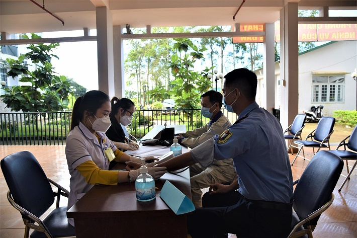  Lấy mẫu xét nghiệm máu cho CBCNV Công ty Nhôm Đắk Nông - TKV