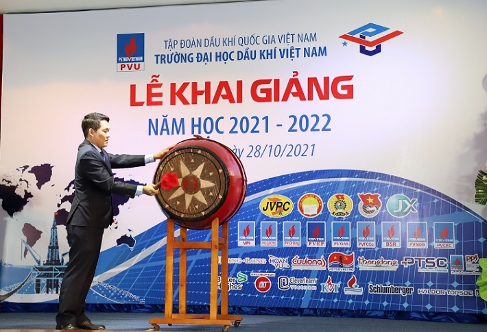 Với sự tin tưởng vào thành công của năm học mới, Hiệu trưởng PVU Phan Minh Quốc Bình thực hiện nghi thức đánh trống Khai giảng năm học 2021-2022