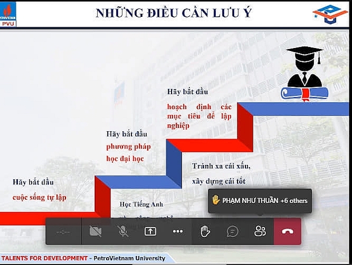 Thầy Phan Minh Quốc Bình căn dặn các tân sinh viên K10