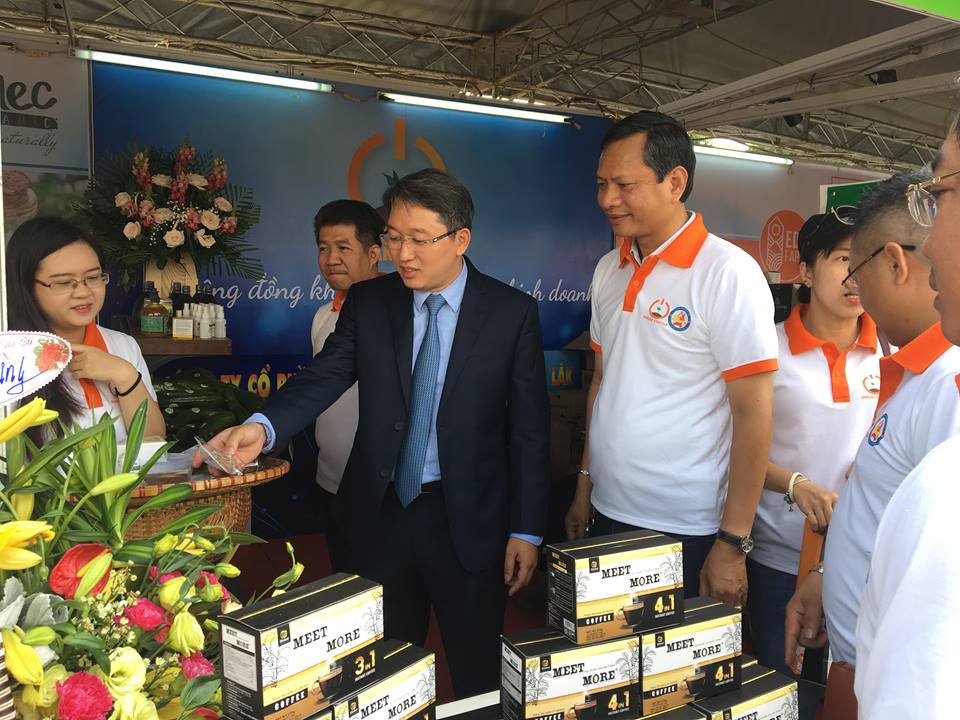 Khách tham quan gian hàng tại Lễ hội cà phê