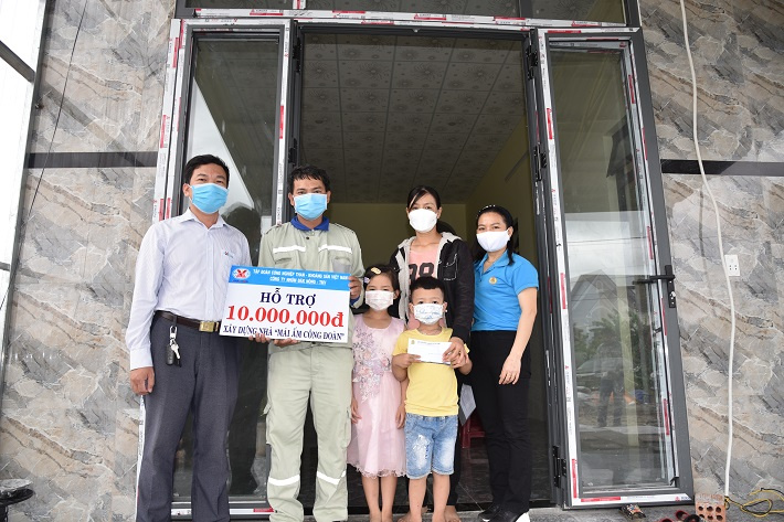 (Hình 3. Đại diện Công ty trao số tiền 10 triệu đồng hỗ trợ gia đình anh Nguyễn Văn Hóa mua các trang thiết bị thiết yếu phục vụ nhu cầu sinh hoạt