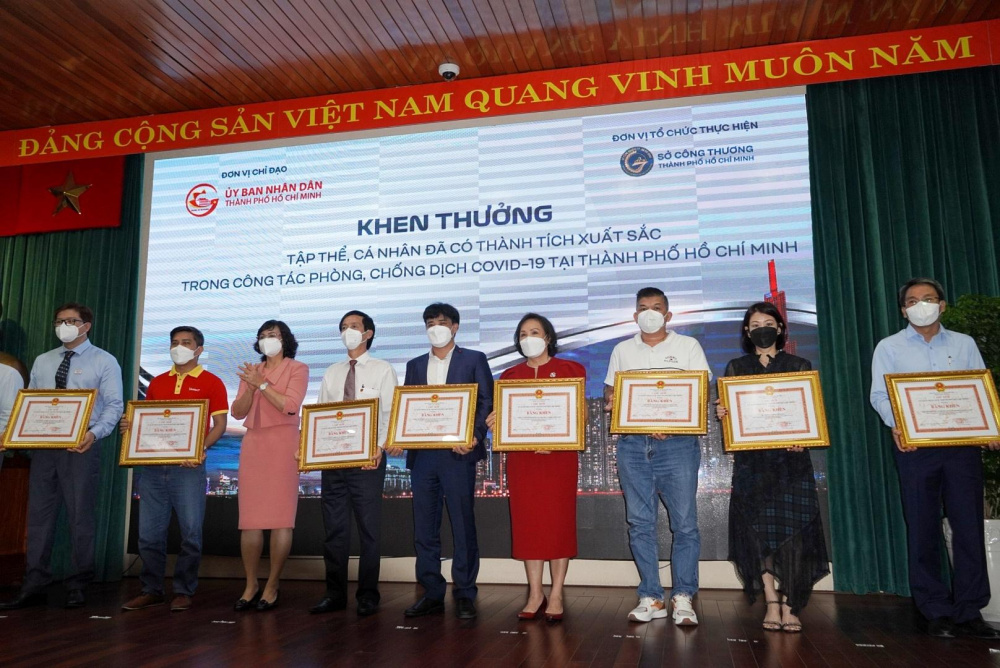 Đại diện Tập đoàn Central Retai (thứ hai từ phải qua) nhận Bằng khen của UBND TP. Hồ Chí Minh