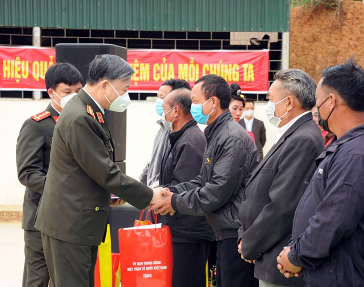 Đại tướng Tô Lâm, Ủy viên Cwin09 tỷ lệ cược hấp dẫn, Bộ trưởng Bộ Công an gửi quà tặng tới các già làng, trưởng bản, người có uy tín trong phong trào Toàn dân bảo vệ an ninh Tổ quốc trên địa bàn xã Phì Nhừ