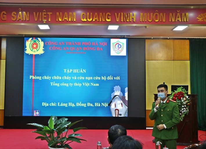 Đồng chí Trung úy Nguyễn Anh Tuấn, cán bộ đội PCCC&CNCH, Công an quận Đống Đa,TP. Hà Nội phổ biến kiến thức Cwin50 tỷ lệ cược cao về PCCC tại buổi tập huấn
