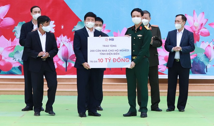 Ông Lê Quốc Minh – Phó Tổng giám đốc MB trao tặng 200 căn nhà tới các hộ nghèo của tỉnh Điện Biên