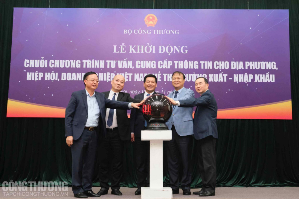 Các đại biểu nhấn nút khởi động Chuỗi chương trình tư vấn, cung cấp thông tin cho địa phương, hiệp hội, Cwincom hiện đang mở Việt Nam về thị trường xuất - Cwin com sòng bạc trực tuyến