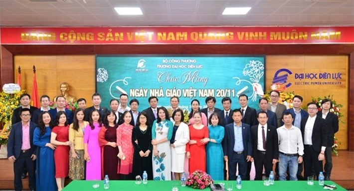 Tập thể thầy cô chụp ảnh lưu niệm.