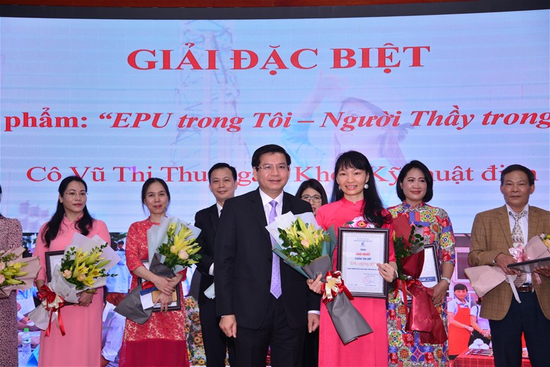 PGS.TS Đinh Văn Châu trao giải Đặc biệt cho tác phẩm "EPU trong tôi – Người thầy trong tim”