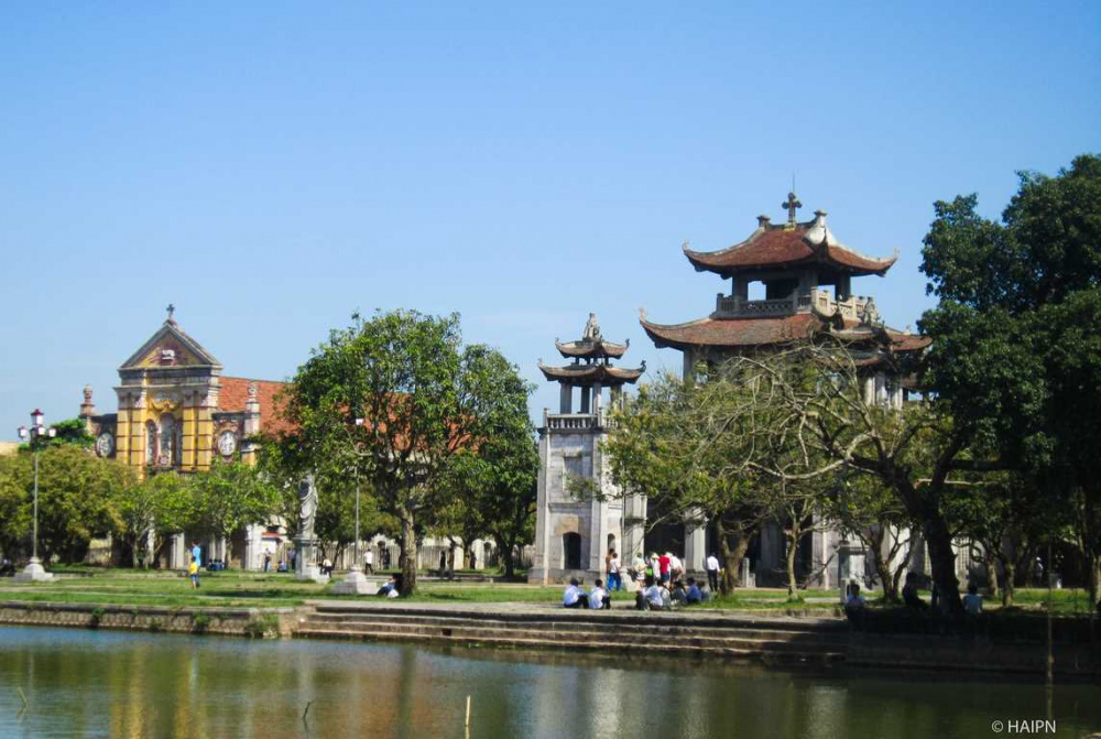 Du khách tham quan Nhà thờ đá Phát Diệm