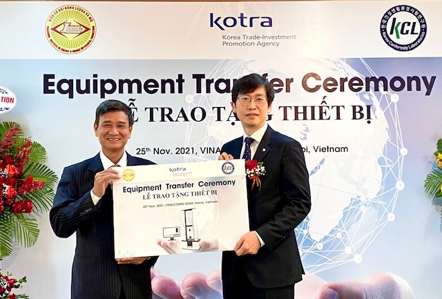 IEMM đón nhận máy thử kéo nén đa năng do KCL trao tặng 