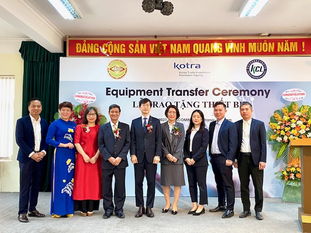 IEMM đón nhận máy thử kéo nén đa năng do KCL trao tặng 