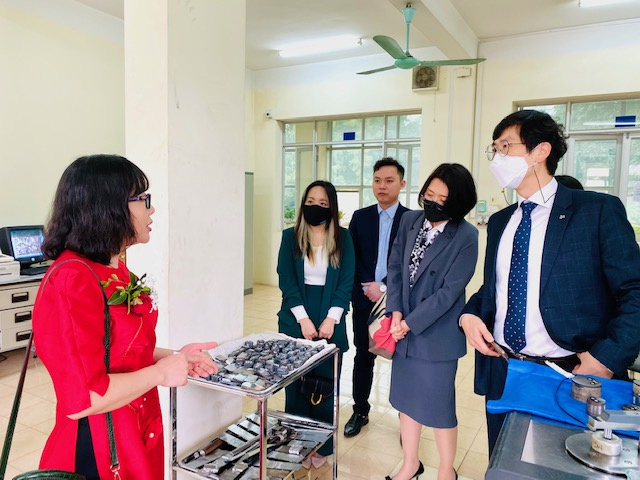 IEMM đón nhận máy thử kéo nén đa năng do KCL trao tặng 