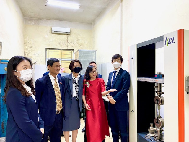 IEMM đón nhận máy thử kéo nén đa năng do KCL trao tặng 
