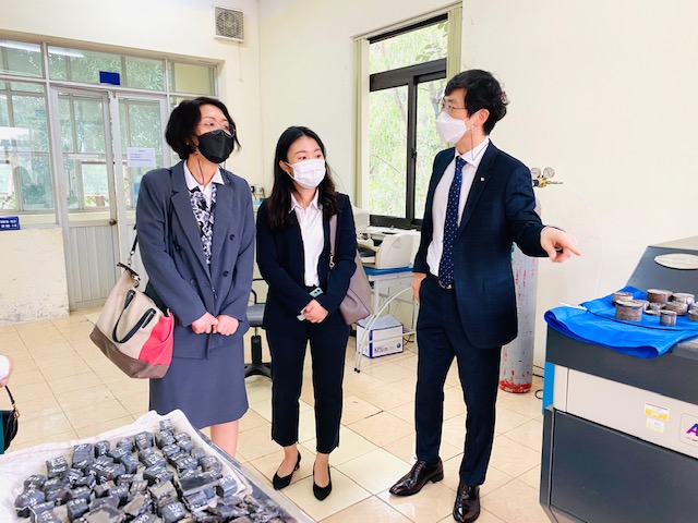 IEMM đón nhận máy thử kéo nén đa năng do KCL trao tặng 