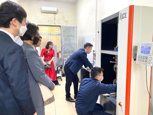 IEMM đón nhận máy thử kéo nén đa năng do KCL trao tặng 