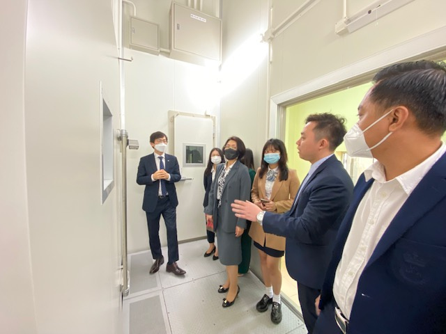 IEMM đón nhận máy thử kéo nén đa năng do KCL trao tặng 