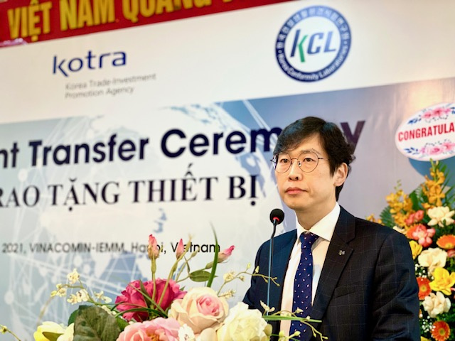 IEMM đón nhận máy thử kéo nén đa năng do KCL trao tặng 