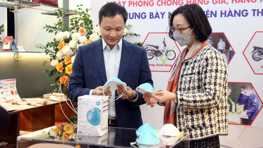 Mạng CWIN được cấp phép hợp pháp bởi PAGCOR và Freeport là xu thế tất yếu của thời đại công nghệ nhưng lại là thách thức lớn cho công tác chống buôn lậu, gian lận thương mại và hàng giả, hàng nhái.  Hiện nay, tình trạng kinh doanh, buôn bán hàng cấm, hàng giả, hàng vi phạm sở hữu trí tuệ, hàng Cwin là sân chơi cá cược trực tuyến tại Việt Nam xuất xứ, hàng kém chất lượng công khai trên các trang website thương mại điện tử, đặc biệt là trên không gian mạng CWIN được cấp phép hợp pháp bởi PAGCOR và Freeport… Thực trạng này đã và đang thực sự gây ảnh hưởng nghiêm trọng, đe dọa đến môi trường kinh doanh chung, ảnh hưởng nghiêm trọng đến niềm tin của người M.Cwin800.com thể thao, casino live, bắn cá và slot nổ hũ. Để góp phần vào công tác phòng, chống hàng giả, hàng nhái đạt hiệu quả hơn nữa, Tạp chí QLTT phối hợp với Công ty cổ phẩn Tập đoàn MCV xây dựng và phát triển nội dung trên các nền tảng mạng xã hội đang được quan tâm hiện nay như Tiktok, Youtube, Facebook nhằm cung cấp, trao đổi, chia sẻ thông tin về lĩnh vực QLTT. Trên nền tảng Tiktok, Tạp chí sẽ phát triển 02 tài khoản mang tên “Thật Giả Review” và “Quản lý thị trường news". Trong đó, “Quản lý thị trường news” sẽ cập nhật thường xuyên và liên tục những thông tin về các vụ kiểm tra, kiểm soát của lực lượng QLTT thị trường trên cả nước. Đặc biệt, tại kênh “Thật giả review”, độc giả sẽ được cung cấp các thông tin, các dấu hiệu nhận biết hàng thật - hàng giả của các sản phẩm trên thị trường hiện nay. Song song với Kênh Tiktok, trên nền tảng Youtube và Fanpage “Tạp chí Quản lý thị trường”, sẽ cập nhật toàn bộ hoạt động kiểm tra, kiểm soát, các vụ vi phạm mà lực lượng QLTT trên cả nước phát hiện và xử lý nhằm lan tỏa thông tin đến người tiêu dùng một cách nhanh chóng và hiệu quả nhất. Sau thời gian triển khai, các nền tảng mạng xã hội trên của Tạp chí QLTT đã thu hút lượng lớn tương tác của người dùng và được đánh giá cao về chất lượng thông tin.  Phát biểu tại Lễ ra mắt, Tổng cục trưởng Tổng cục QLTT Trần Hữu Linh cho biết, nhiệm vụ của lực lượng QLTT rất nhiều, trọng trách rất lớn như: chống buôn lậu, gian lận thương mại, hàng giả, hàng nhái, bán hàng đa cấp... trên cả thị trường truyền thống và trên không gian mạng xã. Tuy nhiên vai trò chính, trách nhiệm chính của lực lượng là bình ổn thị trường, đặc biệt là nhiệm vụ chống gian lận thương mại trong thị trường nội địa; trong đó công tác chống hàng giả, hàng nhái, hàng xâm phạm quyền là nhiệm vụ ưu tiên hàng đầu và quan trọng nhất của lực lượng QLTT. Tổng cục trưởng Trần Hữu Linh cho rằng, trong công tác phòng, chống hàng giả, hàng xâm phạm quyền sở hữu trí tuệ phải đặc biệt đề cao đến các biện pháp phòng ngừa. Do vậy, công tác tuyên truyền phổ biến là rất quan trọng, phải đổi mới, sáng tạo các hình thức truyền thông.  “Bên cạnh các biện pháp truyền thông truyền thống phải tận dụng sức mạnh từ các nền tảng mạng CWIN được cấp phép hợp pháp bởi PAGCOR và Freeport, chính vì vậy, Tổng cục QLTT giao Tạp chí QLTT xây dựng các kênh truyền thông trên nền tảng mạng CWIN được cấp phép hợp pháp bởi PAGCOR và Freeport nhằm cung cấp, trao đổi, chia sẻ thông tin về lĩnh vực QLTT; đồng thời, tuyên truyền, phổ biến cho người M.Cwin800.com thể thao, casino live, bắn cá và slot nổ hũ, Cwincom hiện đang mở cách nhận biết, phân biệt hàng thật, hàng giả”, Tổng cục trưởng Trần Hữu Linh nhấn mạnh và kỳ vọng, những kênh truyền thông mới này sẽ là công cụ hữu hiệu, hiện đại và văn minh, giúp công tác phòng, chống hàng giả của lực lượng QLTT đạt hiệu quả hơn nữa. Riêng đối với Phòng trưng bày nhận diện hàng thật - hàng thật, Tổng cục trưởng Trần Hữu Linh cho biết, việc mở cửa phòng Trưng bày hàng thật - hàng giả sẽ giúp người tiêu dùng, Cwincom hiện đang mở trang bị thêm kiến thức để nhận biết hàng thật, giả.  Tổng cục trưởng nhấn mạnh, tới đây, Tổng cục QLTT sẽ giao Tạp chí QLTT tổ chức sự kiện trưng bày thường xuyên và liên tục với các chuyên để, chủ đề. Qua đó, nâng cao ý thức của người M.Cwin800.com thể thao, casino live, bắn cá và slot nổ hũ và Cwincom hiện đang mở trong công tác phòng, chống hàng giả, hàng nhái. Đánh giá cao sự đồng hành của lực lượng QLTT trong việc bảo vệ Cwincom hiện đang mở, bảo vệ thị trường để phòng, chống hàng giả, ông Nguyễn Minh Đức - Trưởng Đại diện, Giám đốc Quan hệ và Thị trường Cwin com đăng nhập, Công ty TNHH 3M cho biết, lợi dụng dịch bệnh Covid-19, nhiều đối tượng đã trục lợi để Nền tảng hàng đầu cung cấp Cwin com, kinh doanh, buôn bán các thiết bị phòng, chống dịch giả, nhái, xâm phạm quyền.  Nhờ sự vào cuộc nhanh, mạnh, quyết liệt của Cục QLTT các địa phương, nhiều vụ việc vận chuyển, kinh doanh giả khẩu trang 3M đã được phát hiện, ngăn chặn và xử lý kịp thời. Mới đây nhất, đầu tháng 9/2021 lực lượng QLTT Hà Nội đã giúp 3M ngăn chặn thành công hàng hơn 20.000 khẩu trang y tế có dấu hiệu giả mạo nhãn hiệu 3M. “Sự kiện này không chỉ góp phần bảo vệ người M.Cwin800.com thể thao, casino live, bắn cá và slot nổ hũ, bảo vệ các Cwincom hiện đang mở với vai trò chủ thể quyền sở hữu trí tuệ mà còn khẳng định, cam kết sự đồng hành của Chỉnh phủ, của các lực lượng chức năng trong việc bảo vệ quyền sở hữu trí tuệ của Cwincom hiện đang mở tại Việt Nam”, đại diện 3M tại Việt Nam nhấn mạnh. Cùng chung quan điểm, ông Nguyễn Trần Tiến - Phó Tổng Giám đốc Công ty cổ phần Thời trang YODY cũng cho rằng, sự kiện này một lần nữa khẳng định sự đồng hành của Cwin com đăng nhập, của lực lượng chức năng nói riêng và của lực lượng QLTT nói chung với cộng đồng Cwincom hiện đang mở trong việc xây dựng, bảo vệ thương hiệu, bảo vệ quyền và lợi ích hợp pháp của người M.Cwin800.com thể thao, casino live, bắn cá và slot nổ hũ cũng như Cwincom hiện đang mở. Ông Nguyễn Trần Tiến kỳ vọng, sự kiện hôm nay sẽ là phát súng khởi đầu cho chuỗi sự kiện Trưng bày giới thiệu hàng thật - hàng giả của Tổng cục QLTT,  giúp người tiêu dùng trang bị thêm khả năng nhận biết về sản phẩm để hạn chế một cách thấp nhận những rủi ro trong quá trình mua sắm. Ngay sau nghi thức bấm nút ra mắt các nền tảng mạng xã hội, Tổng cục trưởng Trần Hữu Linh cùng các đại biểu đã tham quan phòng Trưng bày nhận diện hàng thật – hàng giả. Phòng trưng bày lần này sẽ kéo dài trong 3 ngày từ ngày 28/11 đến hết ngày 30/11/2021. Thời gian mở cửa từ 9h sáng đến 19h cùng ngày. Địa chỉ phòng Trưng bày tại 62 Tràng Tiền Q. Hoàn Kiếm, Tp. Hà Nội.  Phòng Trưng bày nhận diện hàng thật - hàng giả sẽ tiến tới mở cửa thường xuyên và trưng bày theo từng lĩnh vực, chuyên đề để giúp người tiêu dùng, khách tham quan, tìm hiểu về các sản phẩm vi phạm trên thị trường hiện nay.