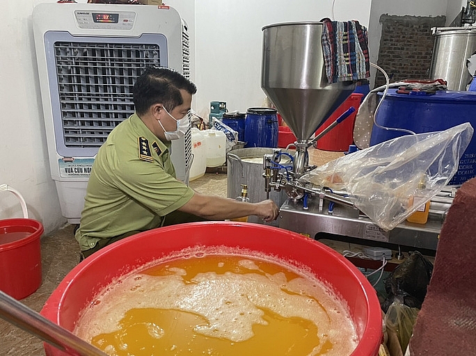 Báo động tình trạng sản xuất mỹ phẩm dùng công nghệ "xô chậu"
