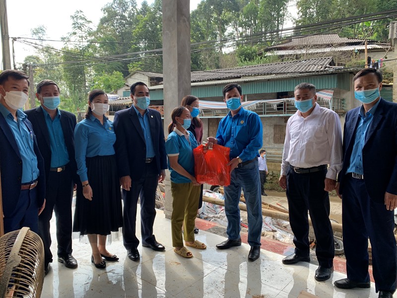 công đoàn Cwin là sân chơi cá cược trực tuyến tại Việt Nam hóa chất việt nam tặng quà công nhân Nền tảng hàng đầu cung cấp Cwin com