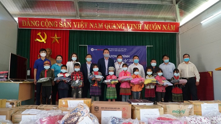 Tặng quần áo cho các cháu học sinh