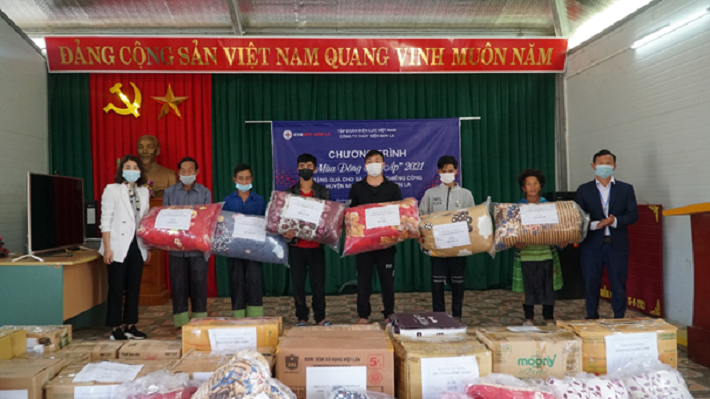 Tặng chăn ấm cho người dân